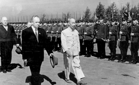 Chủ tịch Hồ Ch&iacute; Minh - Người l&atilde;nh tụ rất đỗi lớn lao, hết mực khi&ecirc;m nhường