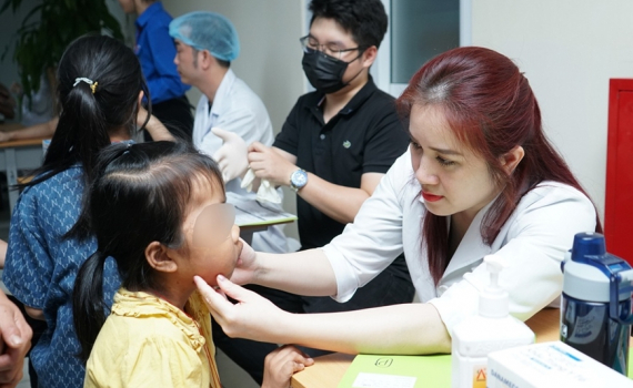 Bệnh viện E phẫu thuật miễn ph&iacute; cho trẻ mắc dị tật khe hở m&ocirc;i, v&ograve;m miệng