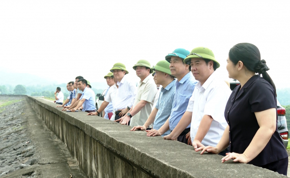 Đồng ch&iacute; B&iacute; thư Tỉnh ủy Đo&agrave;n Minh Huấn kiểm tra c&ocirc;ng t&aacute;c ph&ograve;ng chống thi&ecirc;n tai