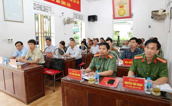 Đồng ch&iacute; Gi&aacute;m đốc C&ocirc;ng an tỉnh dự sinh hoạt Chi bộ x&oacute;m T&acirc;y Quảng Từ, x&atilde; Y&ecirc;n Từ