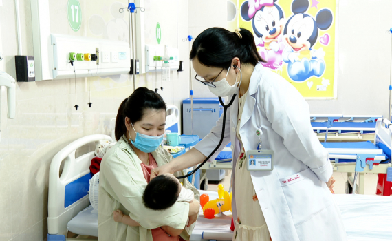 Học B&aacute;c y&ecirc;u thương v&agrave; chăm s&oacute;c trẻ em