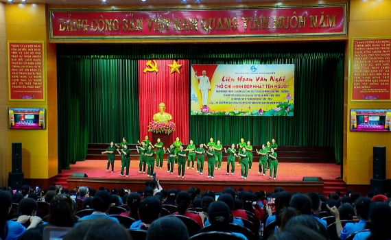 Li&ecirc;n hoan văn nghệ &ldquo;Hồ Ch&iacute; Minh đẹp nhất t&ecirc;n Người&rdquo; tại huyện Gia Viễn