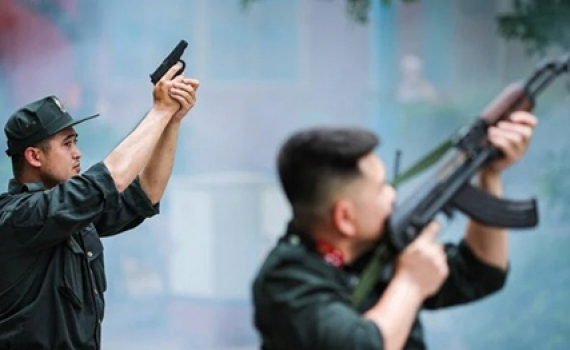 Trong c&aacute;c trường hợp n&agrave;o th&igrave; được nổ s&uacute;ng qu&acirc;n dụng khi thực hiện nhiệm vụ bảo đảm an ninh, trật tự?