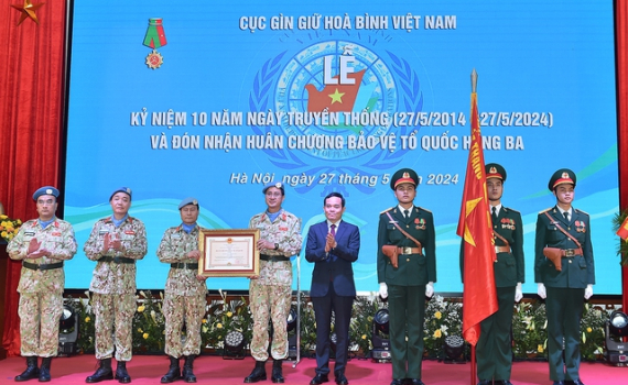 Cục G&igrave;n giữ ho&agrave; b&igrave;nh đ&oacute;n nhận Hu&acirc;n chương Bảo vệ Tổ quốc hạng Ba