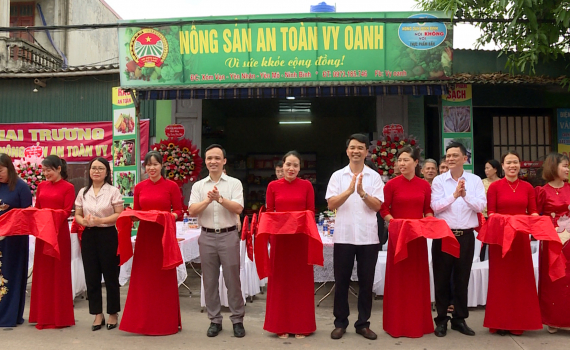 Khai trương cửa h&agrave;ng n&ocirc;ng sản an to&agrave;n tại x&atilde; Y&ecirc;n Nh&acirc;n