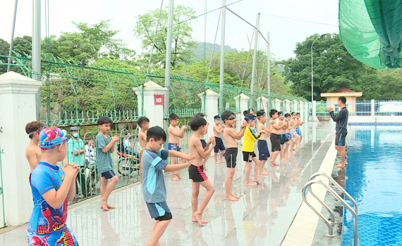 Hoa Lư: Khai mạc lớp dạy bơi, ph&ograve;ng chống đuối nước năm 2024