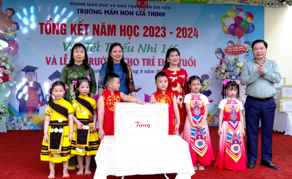 Đồng ch&iacute; Ph&oacute; Chủ tịch Thường trực UBND tỉnh Tống Quang Th&igrave;n thăm, tặng qu&agrave; nh&acirc;n Ng&agrave;y Quốc tế thiếu nhi 1/6