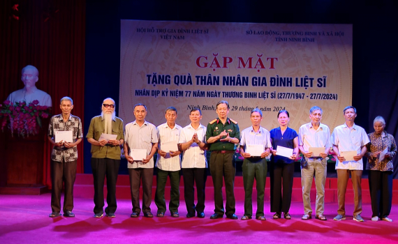 Hội Hỗ trợ gia đ&igrave;nh liệt sỹ Việt Nam tặng qu&agrave; tri &acirc;n Mẹ Việt Nam anh h&ugrave;ng v&agrave; th&acirc;n nh&acirc;n Liệt sỹ