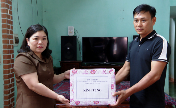 Sở LĐTB&XH thăm, tặng qu&agrave; nạn nh&acirc;n v&agrave; gia đ&igrave;nh c&oacute; th&acirc;n nh&acirc;n bị tai nạn lao động