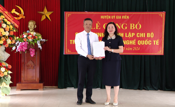 C&ocirc;ng bố Quyết định th&agrave;nh lập Chi bộ Trường Trung cấp nghề Quốc tế
