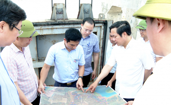 Đồng ch&iacute; Chủ tịch UBND tỉnh kiểm tra c&ocirc;ng t&aacute;c ph&ograve;ng, chống thi&ecirc;n tai