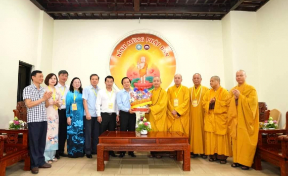 Đồng ch&iacute; Chủ tịch UBND tỉnh Phạm Quang Ngọc thăm, ch&uacute;c mừng Gi&aacute;o hội Phật gi&aacute;o Việt Nam tỉnh