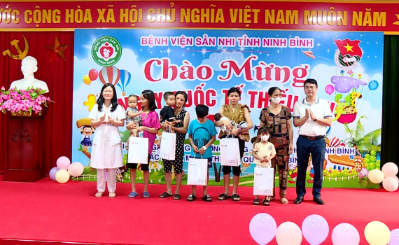 Bệnh viện Sản Nhi tỉnh tặng qu&agrave; cho c&aacute;c bệnh nhi nh&acirc;n Ng&agrave;y Quốc tế Thiếu nhi 1/6