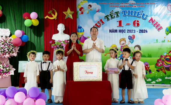  Đồng ch&iacute; Mai Văn Tuất, Ph&oacute; B&iacute; thư Thường trực Tỉnh ủy thăm, tặng qu&agrave; c&aacute;c ch&aacute;u nh&acirc;n dịp Tết Thiếu nhi 1/6