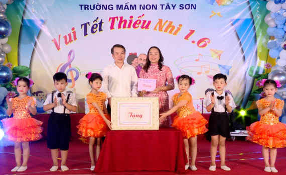 Đồng ch&iacute; Ph&oacute; Chủ tịch Thường trực HĐND tỉnh thăm, tặng qu&agrave; nh&acirc;n Ng&agrave;y Quốc tế Thiếu nhi 1/6