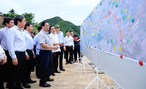 Thủ tướng Phạm Minh Ch&iacute;nh thăm, động vi&ecirc;n sản xuất tại Ninh B&igrave;nh