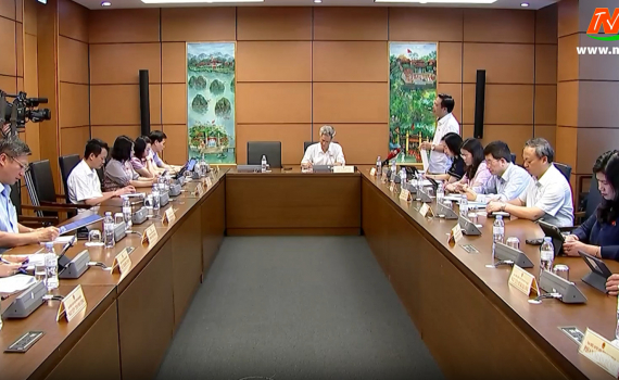 Đại biểu Quốc hội tỉnh thảo luận ở tổ về một số dự thảo Nghị quyết