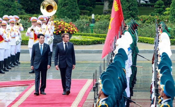 Chủ tịch nước Lương Cường chủ tr&igrave; lễ đ&oacute;n Tổng thống Ph&aacute;p Emmanuel Macron