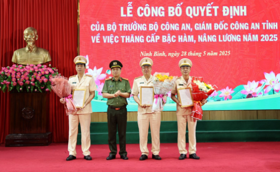 C&ocirc;ng an tỉnh Ninh B&igrave;nh tổ chức C&ocirc;ng bố Quyết định về thăng cấp bậc h&agrave;m, n&acirc;ng lương năm 2025