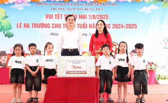 C&aacute;c đồng ch&iacute; l&atilde;nh đạo tỉnh Ninh B&igrave;nh thăm, tặng qu&agrave; nh&acirc;n ng&agrave;y Quốc tế Thiếu nhi 1/6