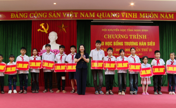  Hội Khuyến học tỉnh trao học bổng Trương H&aacute;n Si&ecirc;u đợt 2, năm học 2024 - 2025 