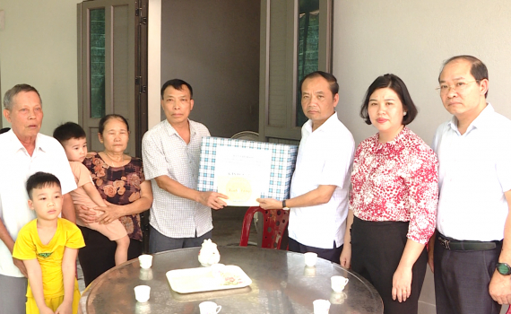 Thăm, tặng qu&agrave; gia đ&igrave;nh nạn nh&acirc;n tai nạn lao động tại huyện Gia Viễn v&agrave; th&agrave;nh phố Hoa Lư