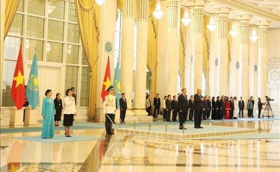 Lễ đ&oacute;n Tổng B&iacute; thư T&ocirc; L&acirc;m v&agrave; Phu nh&acirc;n thăm cấp Nh&agrave; nước Cộng h&ograve;a Kazakhstan