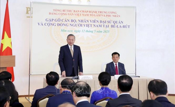 Tổng B&iacute; thư T&ocirc; L&acirc;m gặp gỡ c&aacute;n bộ Đại sứ qu&aacute;n v&agrave; đại diện cộng đồng người Việt Nam tại Belarus