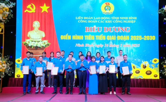 Hội nghị điển h&igrave;nh ti&ecirc;n tiến trong c&ocirc;ng nh&acirc;n, vi&ecirc;n chức, lao động