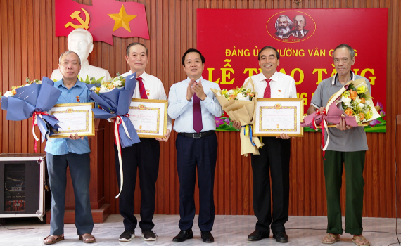 Đồng ch&iacute; Phạm Quang Ngọc dự Lễ trao Huy hiệu Đảng tại phường V&acirc;n Giang