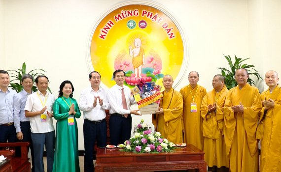 C&aacute;c đồng ch&iacute; l&atilde;nh đạo tỉnh thăm, ch&uacute;c mừng Ban Trị sự Gi&aacute;o hội Phật gi&aacute;o Việt Nam tỉnh