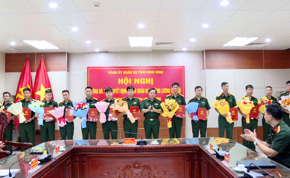 Đảng ủy Qu&acirc;n sự tỉnh trao quyết định thăng qu&acirc;n h&agrave;m, n&acirc;ng lương c&aacute;n bộ năm 2025