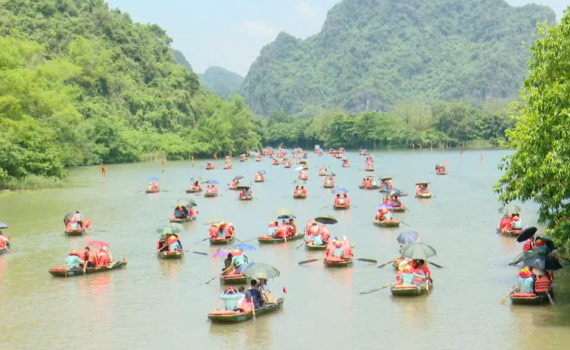 Du lịch Ninh B&igrave;nh thu h&uacute;t du kh&aacute;ch trong dịp nghỉ lễ