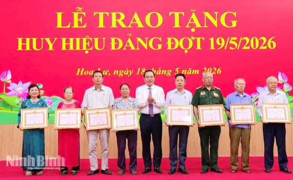 Đảng uỷ c&aacute;c phường, x&atilde;: Hoa Lư, Thanh B&igrave;nh, Nam Định, Quỳnh Lưu tổ chức trao tặng Huy hiệu Đảng đợt 19/5