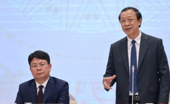 D&ugrave;ng chung một bộ s&aacute;ch gi&aacute;o khoa nhưng kh&ocirc;ng giới hạn học liệu