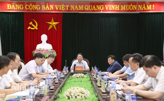 UBND tỉnh nghe b&aacute;o c&aacute;o tiến độ triển khai c&ocirc;ng t&aacute;c tổ chức Tuần Du lịch Ninh B&igrave;nh năm 2026
