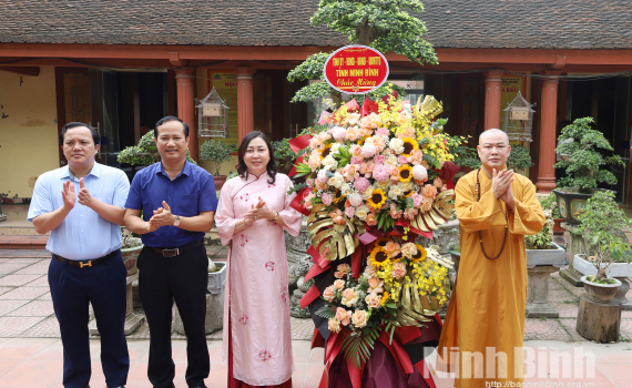 Đồng ch&iacute; Ph&oacute; B&iacute; thư Tỉnh uỷ, Chủ tịch Uỷ ban MTTQ Việt Nam tỉnh Đinh Thị Lụa thăm, ch&uacute;c mừng Đại lễ Phật đản 2026