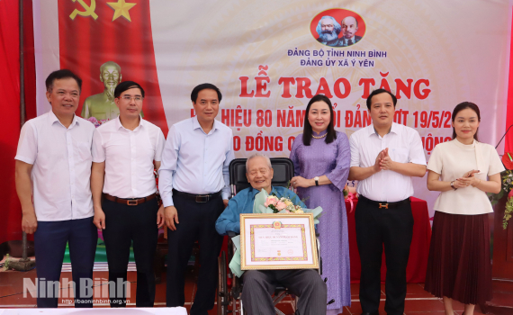 Đồng ch&iacute; Ph&oacute; B&iacute; thư Tỉnh ủy, Chủ tịch Ủy ban MTTQ Việt Nam tỉnh Đinh Thị Lụa trao tặng Huy hiệu 80 năm tuổi Đảng cho đảng vi&ecirc;n x&atilde; &Yacute; Y&ecirc;n