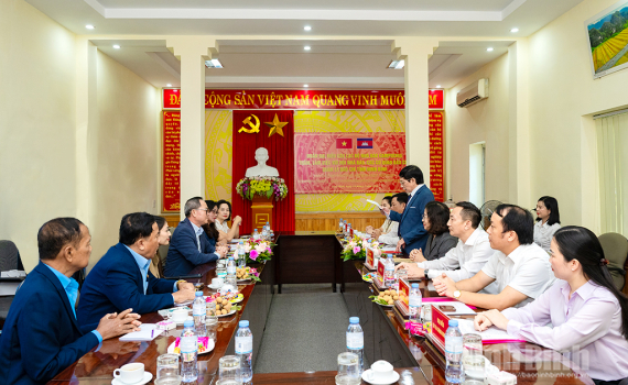 Hội Nh&agrave; b&aacute;o tỉnh tiếp x&atilde; giao Đo&agrave;n đại biểu C&acirc;u lạc bộ Nh&agrave; b&aacute;o Campuchia