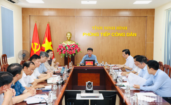 Đồng ch&iacute; B&iacute; thư Tỉnh ủy Trần Huy Tuấn tiếp c&ocirc;ng d&acirc;n định kỳ th&aacute;ng 5