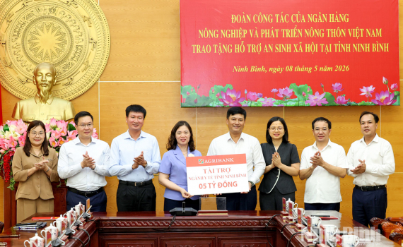 Đo&agrave;n c&ocirc;ng t&aacute;c của Agribank Việt Nam l&agrave;m việc v&agrave; trao tặng hỗ trợ an sinh x&atilde; hội tại tỉnh Ninh B&igrave;nh