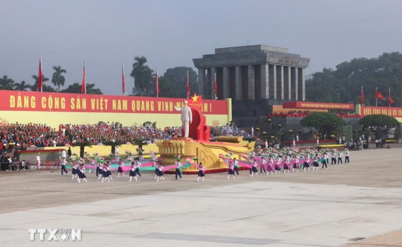 &Aacute;nh s&aacute;ng Hồ Ch&iacute; Minh soi đường cho ch&uacute;ng ta đi