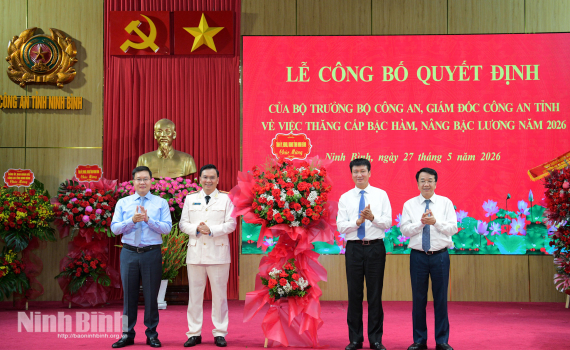 C&ocirc;ng an tỉnh c&ocirc;ng bố c&aacute;c quyết định thăng cấp bậc h&agrave;m năm 2026 v&agrave; c&ocirc;ng t&aacute;c c&aacute;n bộ