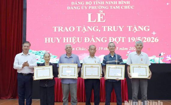 Trang trọng tổ chức Lễ trao tặng Huy hiệu Đảng đợt 19/5 tại Đảng bộ c&aacute;c x&atilde;, phường, Đảng ủy c&aacute;c cơ quan Đảng tỉnh