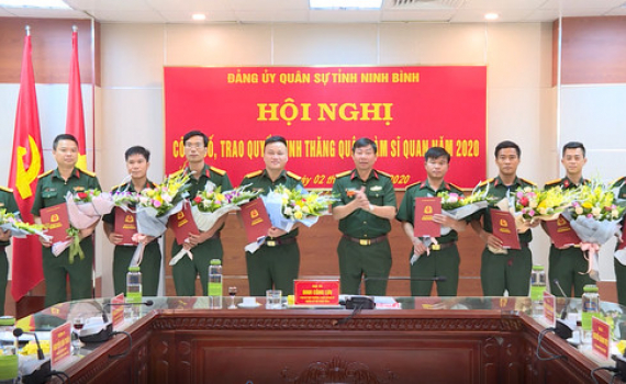 Bộ CHQS tỉnh trao quyết định thăng qu&acirc;n h&agrave;m sỹ quan năm 2020