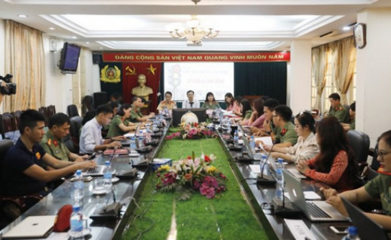 Chống người thi h&agrave;nh c&ocirc;ng vụ khi tham gia giao th&ocirc;ng ng&agrave;y một phức tạp