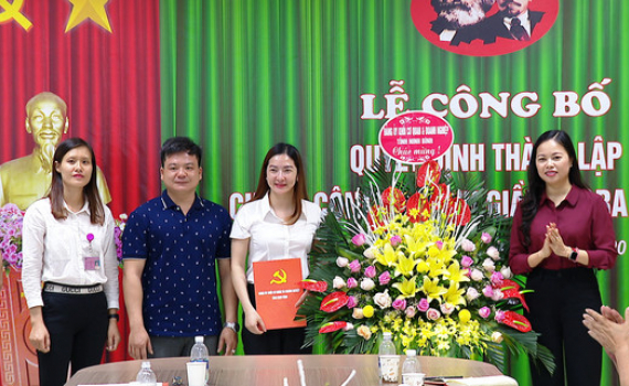 C&ocirc;ng bố quyết định th&agrave;nh lập Chi bộ C&ocirc;ng ty TNHH Giầy Adora Việt Nam