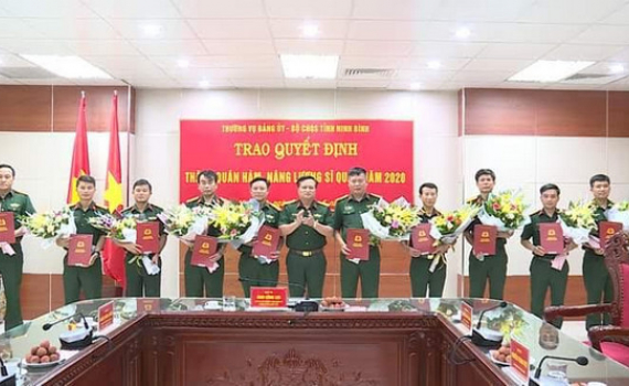 Đảng ủy Qu&acirc;n sự tỉnh trao quyết định thăng qu&acirc;n h&agrave;m sỹ quan năm 2020