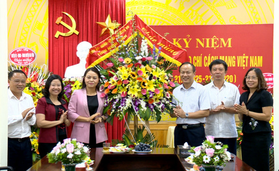 Đồng ch&iacute; B&iacute; thư Tỉnh ủy ch&uacute;c mừng c&aacute;c cơ quan b&aacute;o ch&iacute; nh&acirc;n ng&agrave;y 21/6