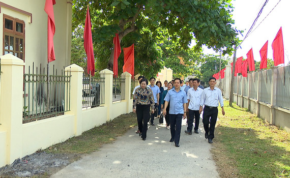 Đồng ch&iacute; Phạm Quang Ngọc kiểm tra x&acirc;y dựng n&ocirc;ng th&ocirc;n mới tại Y&ecirc;n M&ocirc;